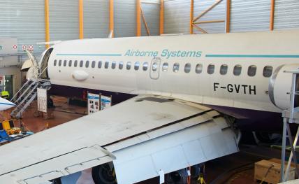 hangar avec des avions