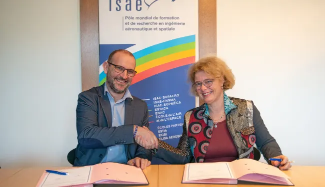 ENSPIMA intégrè groupe ISAE, ils se serrent la main